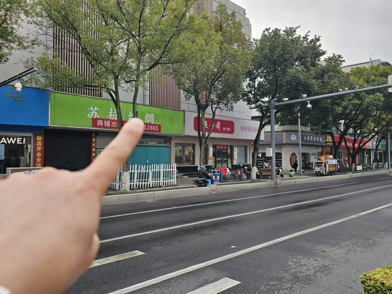 好运转（苏杭丝绸）城区大型十字路口纯一层125㎡商铺出租