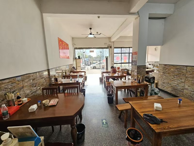 好运转(快餐.阿能面馆)小区门口、学校门口、纯一层115㎡餐饮店转让