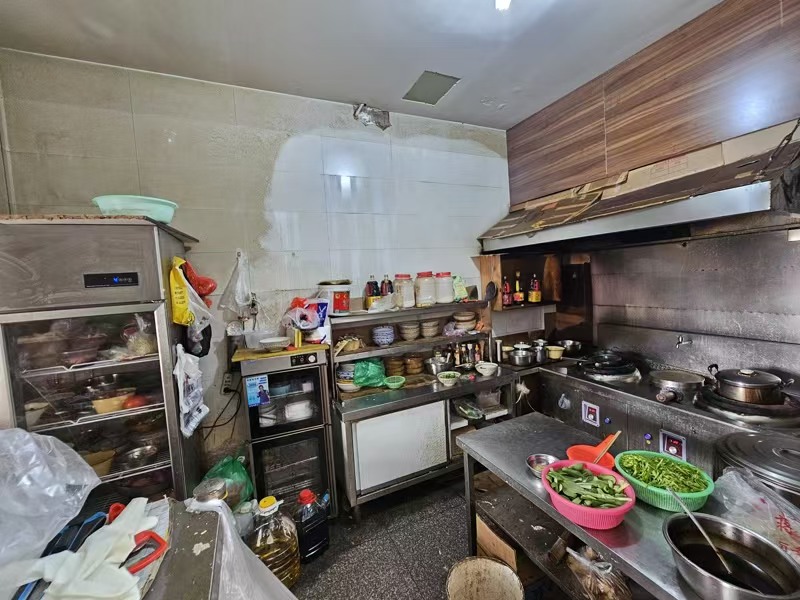 好运转(快餐.阿能面馆)小区门口、学校门口、纯一层115㎡餐饮店转让