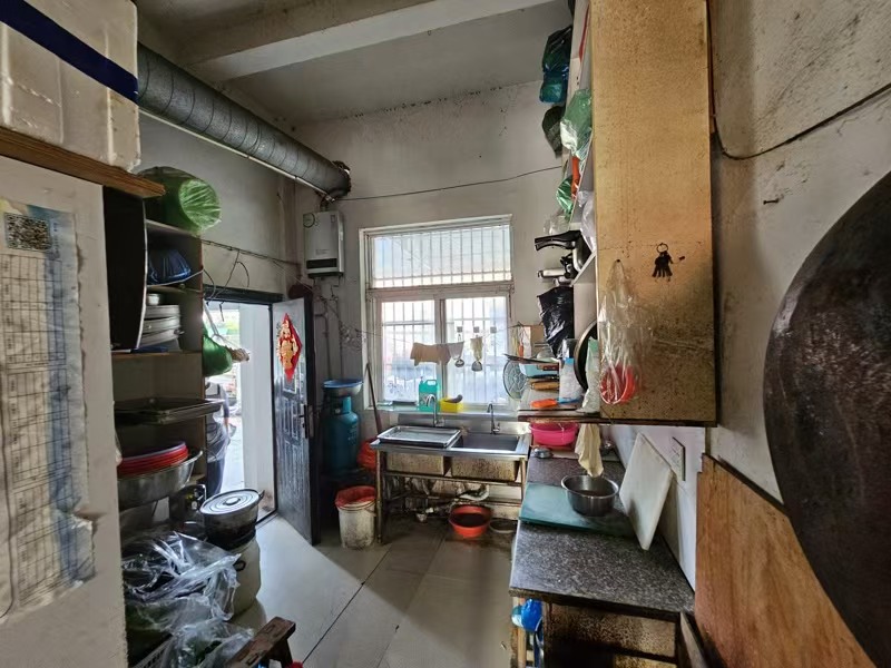 好运转(快餐.阿能面馆)小区门口、学校门口、纯一层115㎡餐饮店转让