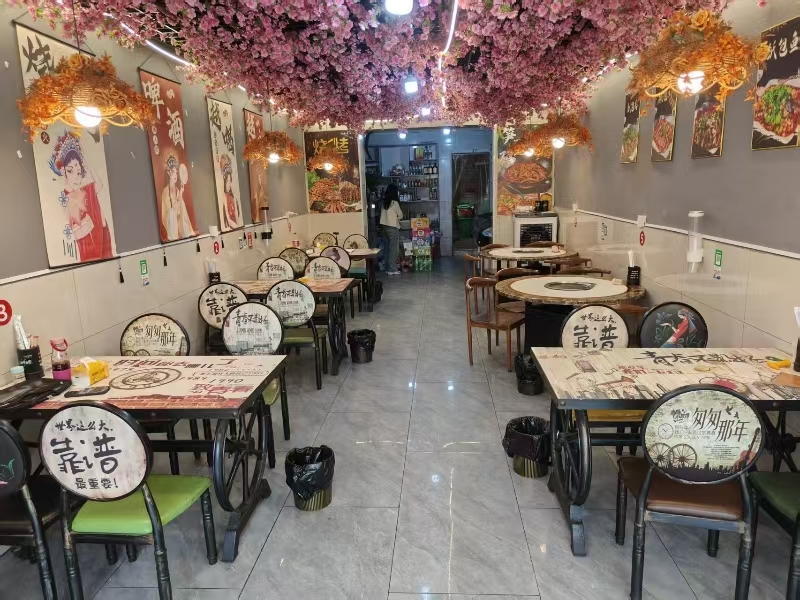 好运转（川云烧烤）周边大型小区环绕，餐饮美食一条街，120㎡烧烤店转让，行业不受限