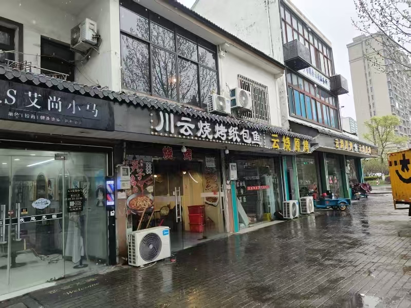 好运转（川云烧烤）周边大型小区环绕，餐饮美食一条街，120㎡烧烤店转让，行业不受限