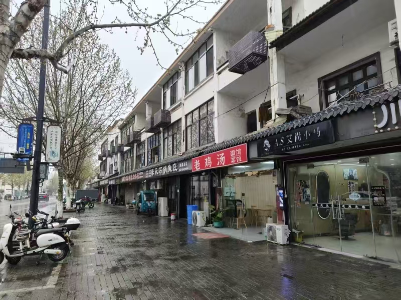 好运转（川云烧烤）周边大型小区环绕，餐饮美食一条街，120㎡烧烤店转让，行业不受限