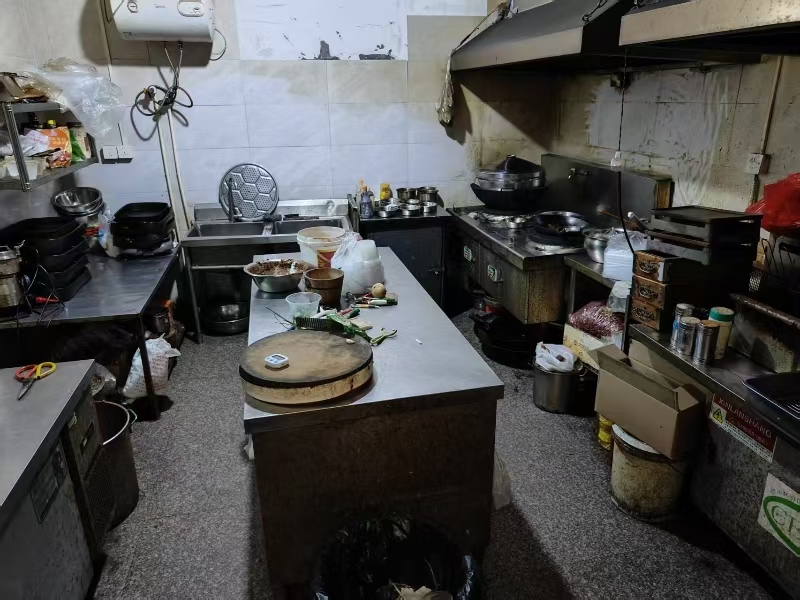 好运转（川云烧烤）周边大型小区环绕，餐饮美食一条街，120㎡烧烤店转让，行业不受限