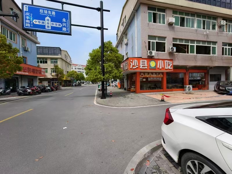 好运转(沙县小吃)餐饮美食街旁开放式小区80㎡小吃店转让(房租1500/月)