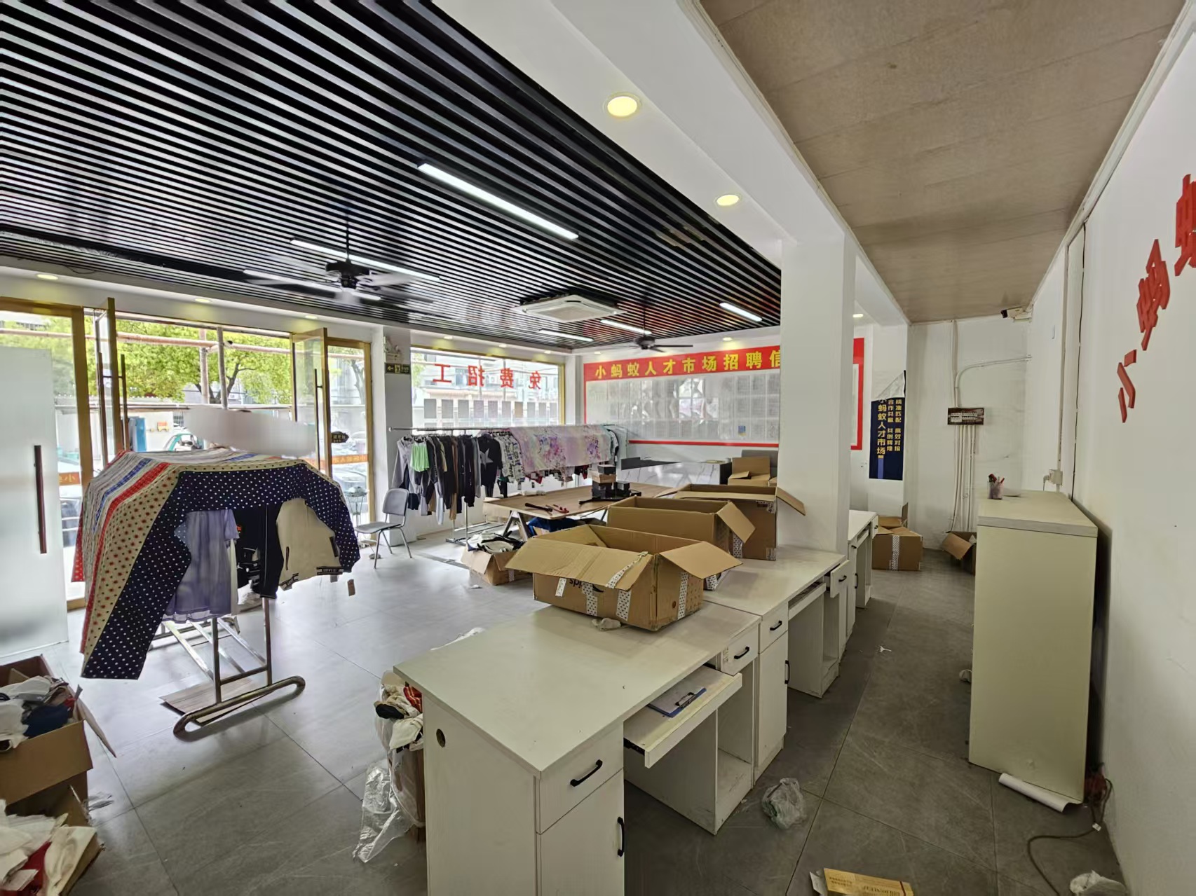 好运转(小蚂蚁人才市场)桐乡蕞大小区主街纯一层3间120㎡空店急转