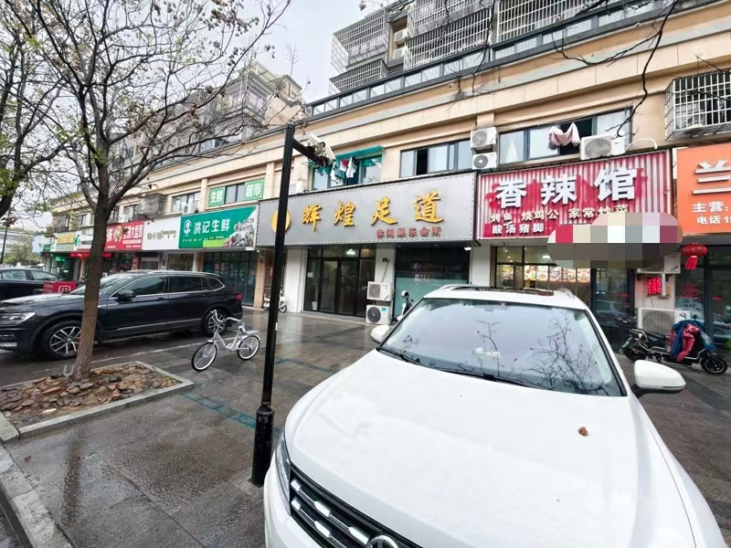 好运转(香辣馆)大型厂区附近的商业街100㎡餐饮店转让、房租1750/月