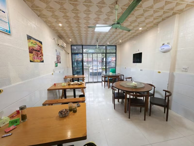好运转(香辣馆)大型厂区附近的商业街100㎡餐饮店转让、房租1750/月