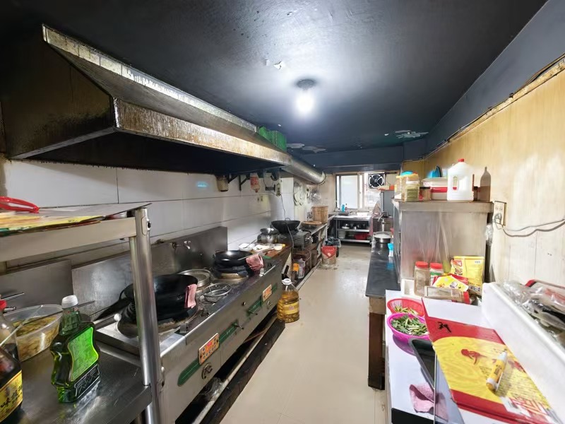 好运转(香辣馆)大型厂区附近的商业街100㎡餐饮店转让、房租1750/月