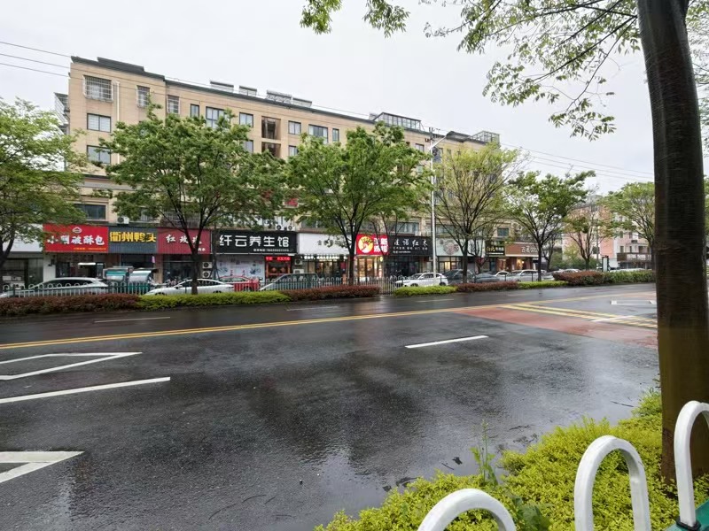 好运转(香辣馆)大型厂区附近的商业街100㎡餐饮店转让、房租1750/月