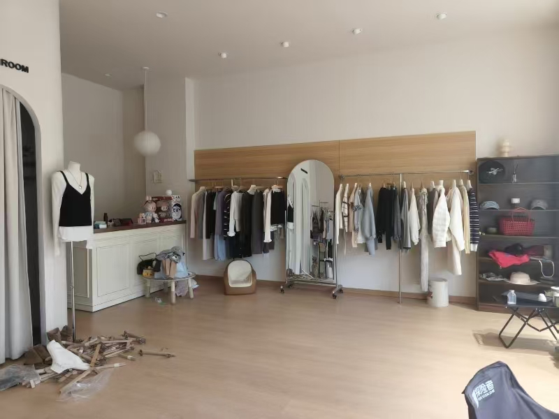 好运转（IU STUDIO）海宁长安小区大门口空店转