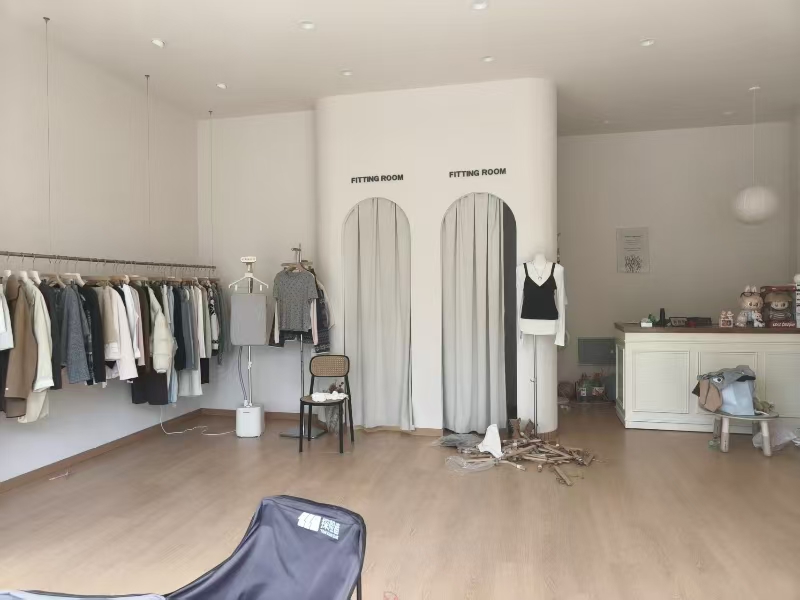 好运转（IU STUDIO）海宁长安小区大门口空店转