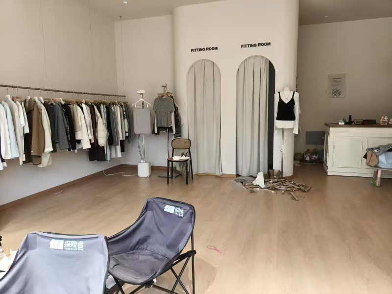 好运转（IU STUDIO）海宁长安小区大门口空店转