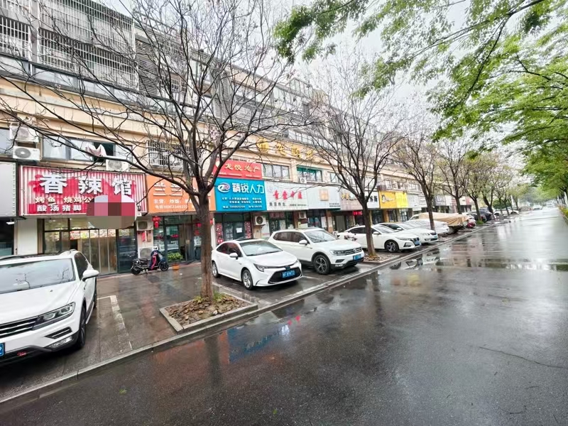 好运转(香辣馆)大型厂区附近的商业街100㎡餐饮店转让、房租1750/月