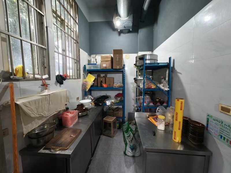 好运转（羊肉汤锅）双小区门口188㎡配套齐全的餐饮现转让、房租2250/月