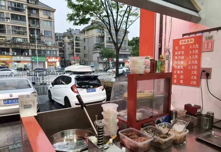 好运转（衢州烧饼）餐饮街中心地段20㎡小吃店转让、1个多当老板
