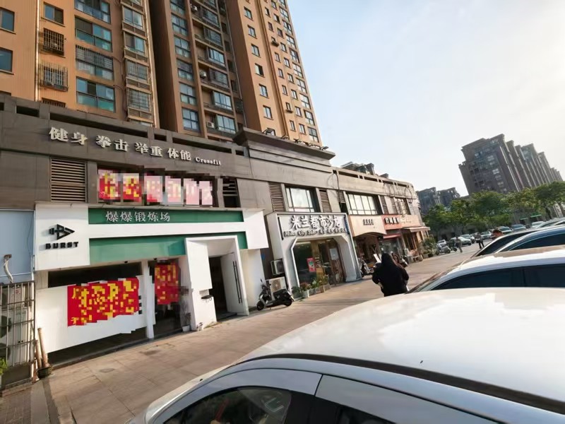好运转(爆爆锻炼场)中高档小区商圈大拐角旁300㎡店铺出租