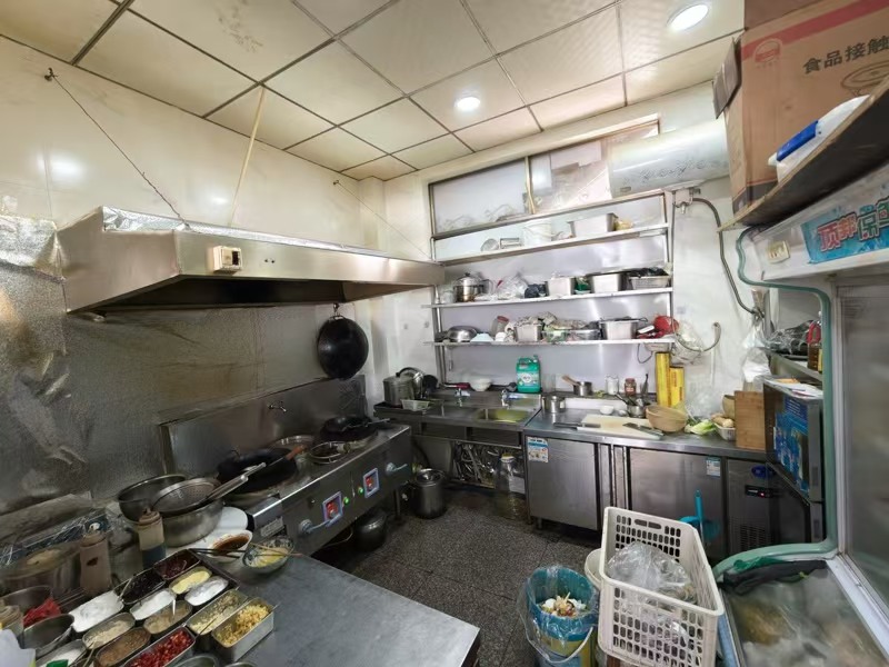 好运转(川味小食堂)小区门口旁42㎡小吃店转让、房租1083/月