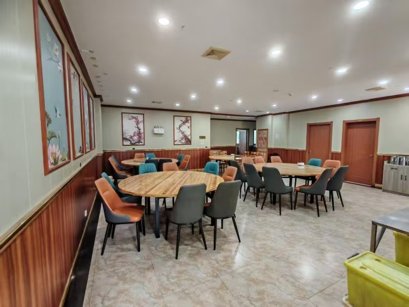 好运转(聚华楼家常菜)秀州区十字路口、520平四间大门面餐饮店转让