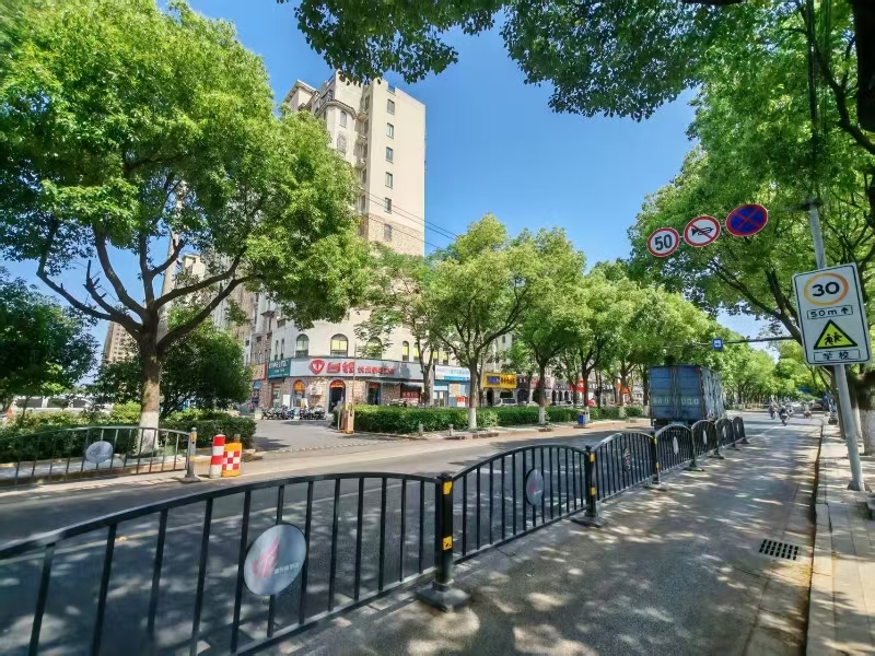 好运转(聚华楼家常菜)秀州区十字路口、520平四间大门面餐饮店转让
