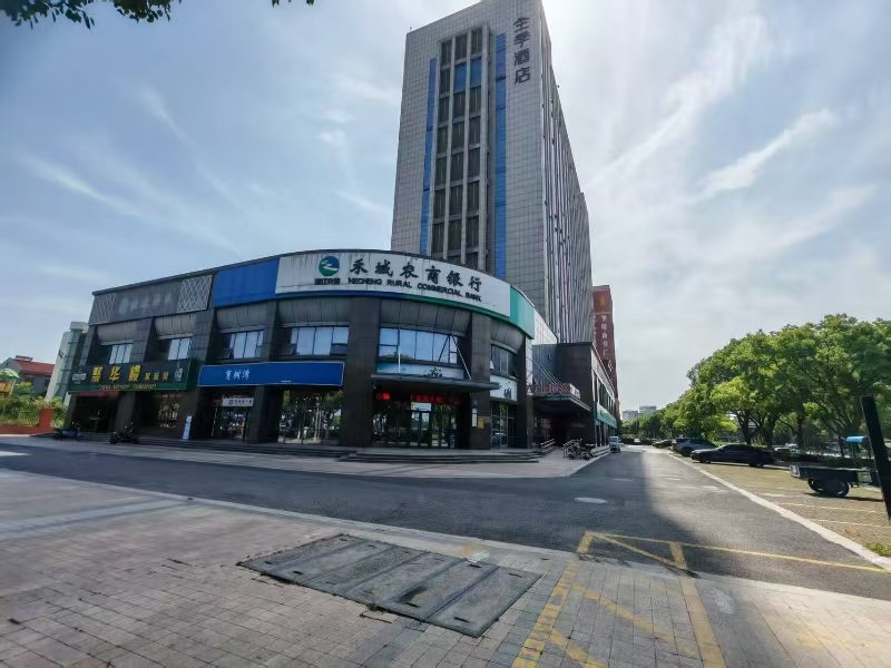好运转(聚华楼家常菜)秀州区十字路口、520平四间大门面餐饮店转让