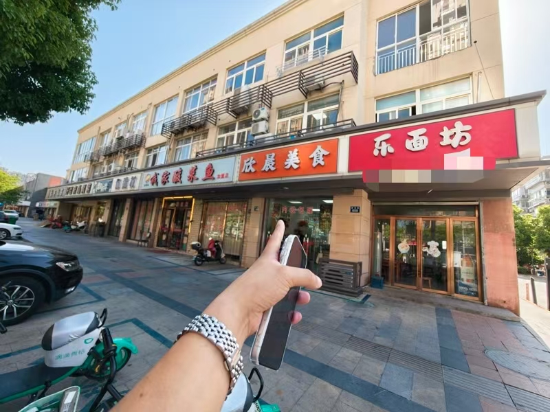 好运转（欣晨美食）大型小区门口第二间130㎡餐饮店转让