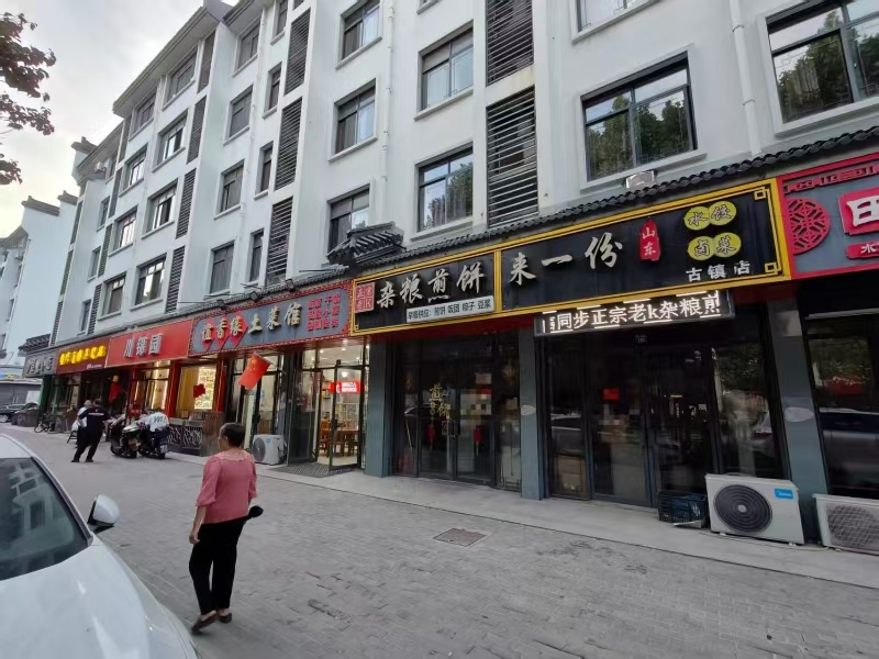 好运转（谊香缘土菜馆）桐乡市濮院紫金路5栋三单元118号，紫云小区餐饮一条街，70㎡餐饮店转让、