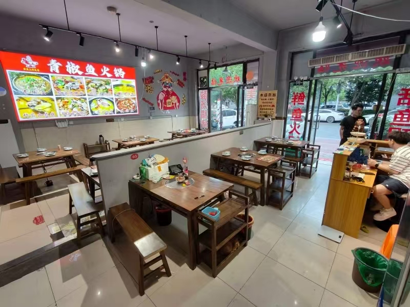 好运转（青椒鱼火锅）桐乡市濮院兴业路648-650号，滨河花苑小区对面餐饮一条街，100㎡餐饮店转让、