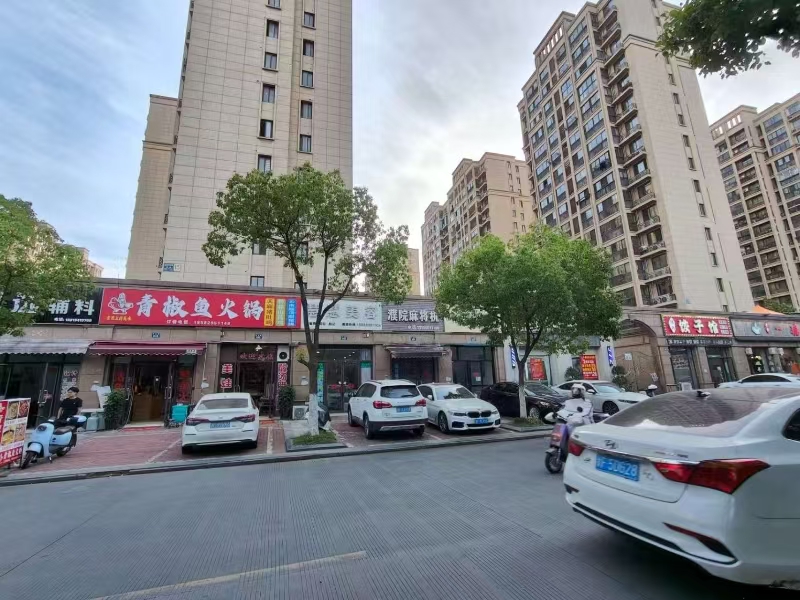 好运转（青椒鱼火锅）桐乡市濮院兴业路648-650号，滨河花苑小区对面餐饮一条街，100㎡餐饮店转让、