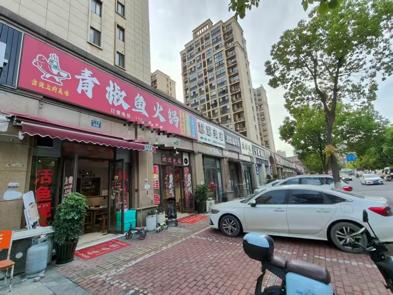 好运转（青椒鱼火锅）桐乡市濮院兴业路648-650号，滨河花苑小区对面餐饮一条街，100㎡餐饮店转让、