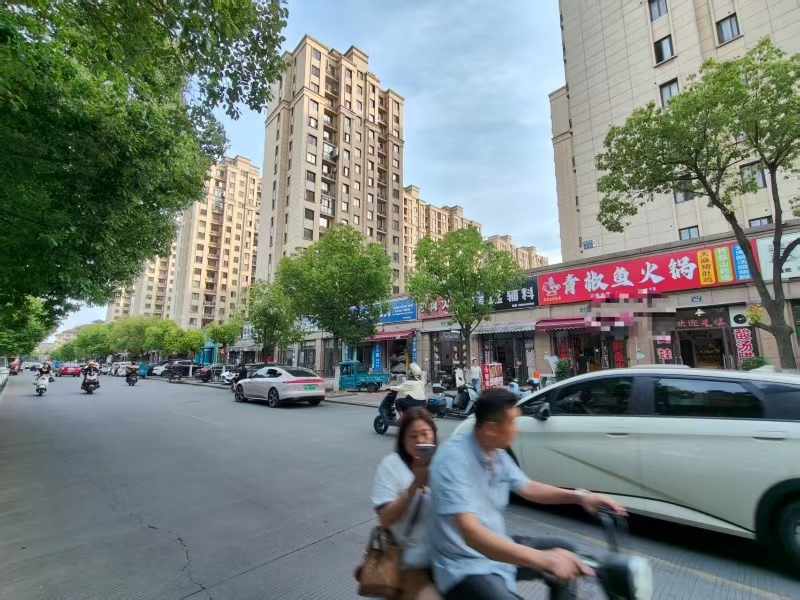 好运转（青椒鱼火锅）桐乡市濮院兴业路648-650号，滨河花苑小区对面餐饮一条街，100㎡餐饮店转让、