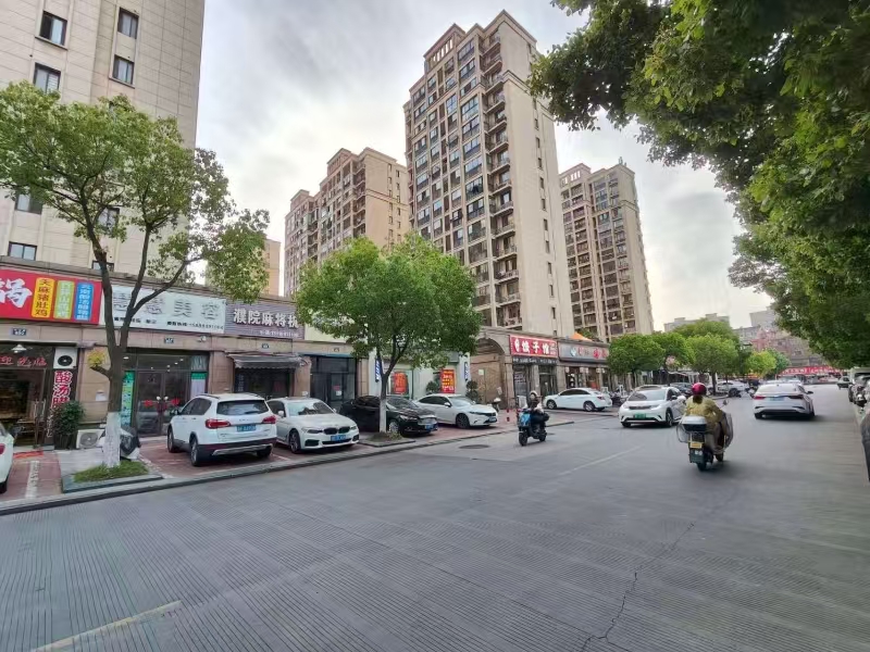 好运转（青椒鱼火锅）桐乡市濮院兴业路648-650号，滨河花苑小区对面餐饮一条街，100㎡餐饮店转让、