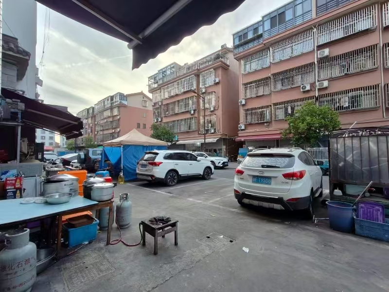 好运转（谊香缘土菜馆）桐乡市濮院紫金路5栋三单元118号，紫云小区餐饮一条街，70㎡餐饮店转让、