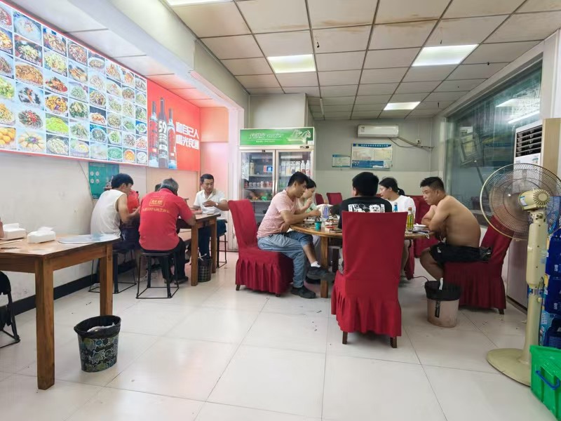 好运转（特色临沂炒鸡）炒鸡店转让、这里厂区多、外来租户多
