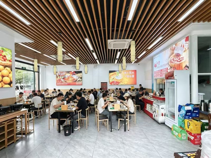 好运转（苗阿妹.贵州黄牛肉火锅）大拐角220平转让、3个小区上万户居民小区