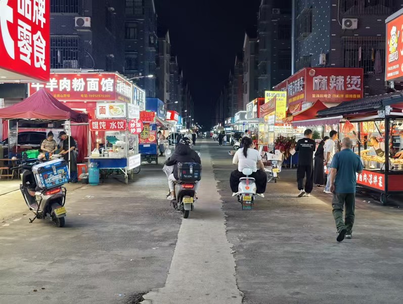 好运转(潮发轩形象设计)非常热闹、一层两间50㎡店铺转让、可开小吃店