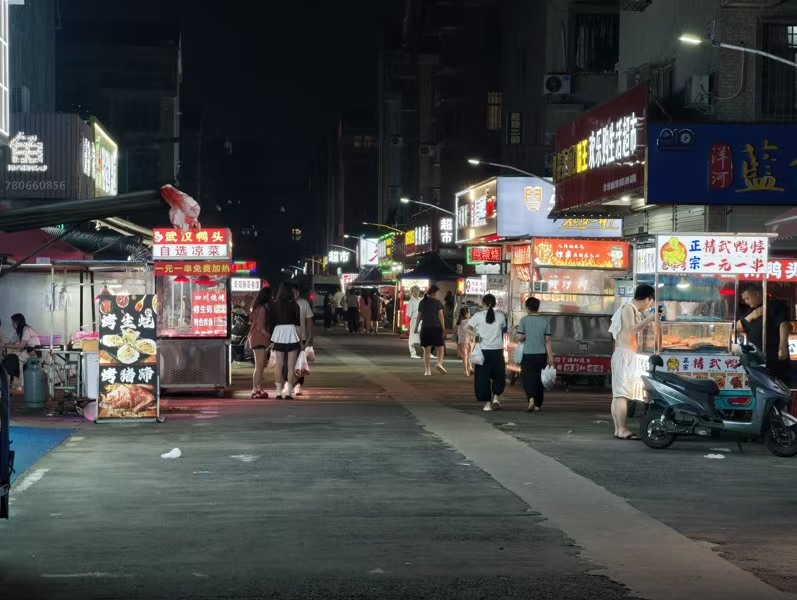 好运转(潮发轩形象设计)非常热闹、一层两间50㎡店铺转让、可开小吃店