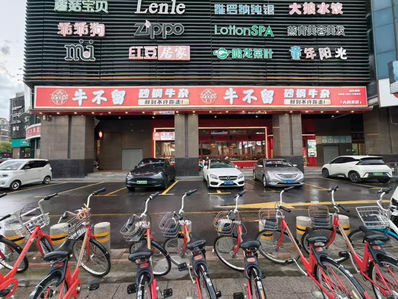 好运转(牛不留.砂锅牛杂)大润发正大门口纯一层210㎡餐饮店转让