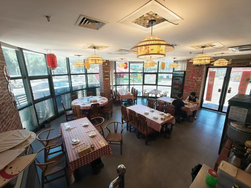 好运转(湘夜食府)超大拐角245㎡餐饮店转让、燃气已通