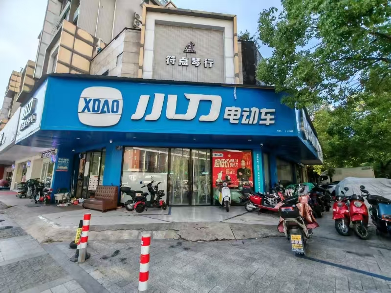 好运转(小刀电动车)南湖区学校对面、小区门口120平方三间门面旺铺转让