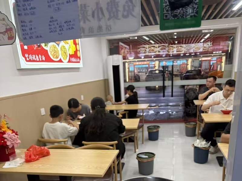 好运转(硕兴园云南米线)万人工业厂区附近城中村餐饮主街43平米线店转让