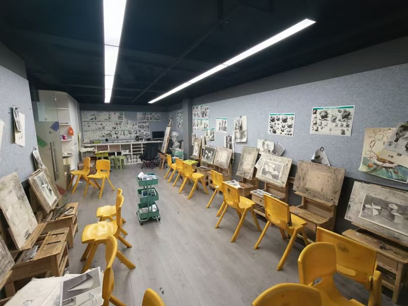 好运转(少儿美学馆)澳洲花园小区门口285㎡店铺转让、共计十来个房间