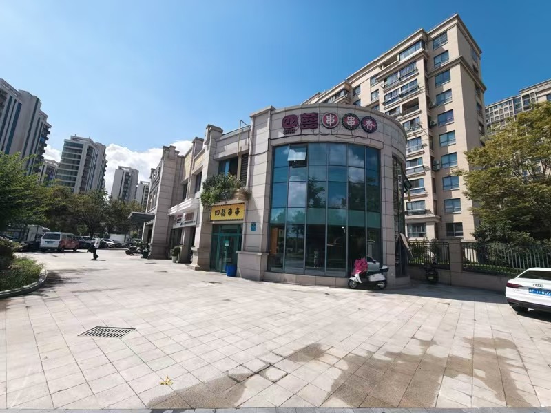 好运转(四囍串串香)大型小区门口拐角处开了六七年的火锅店转让