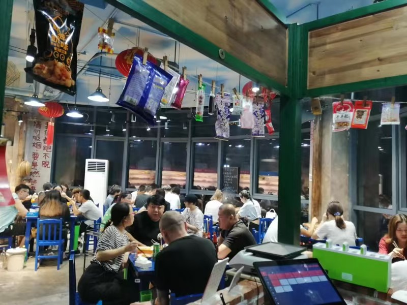 好运转(四囍串串香)大型小区门口拐角处开了六七年的火锅店转让