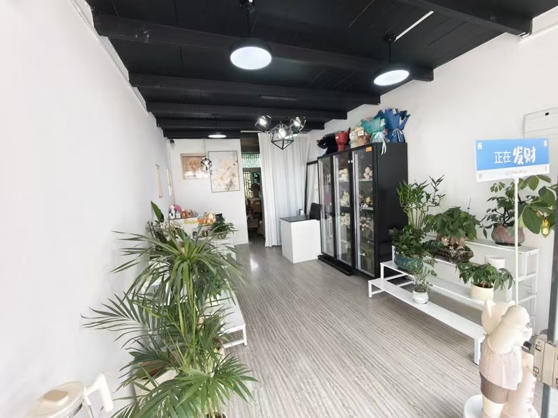 好运转(花叙鲜花店)可空店转让、房租1250/月、可做早餐店