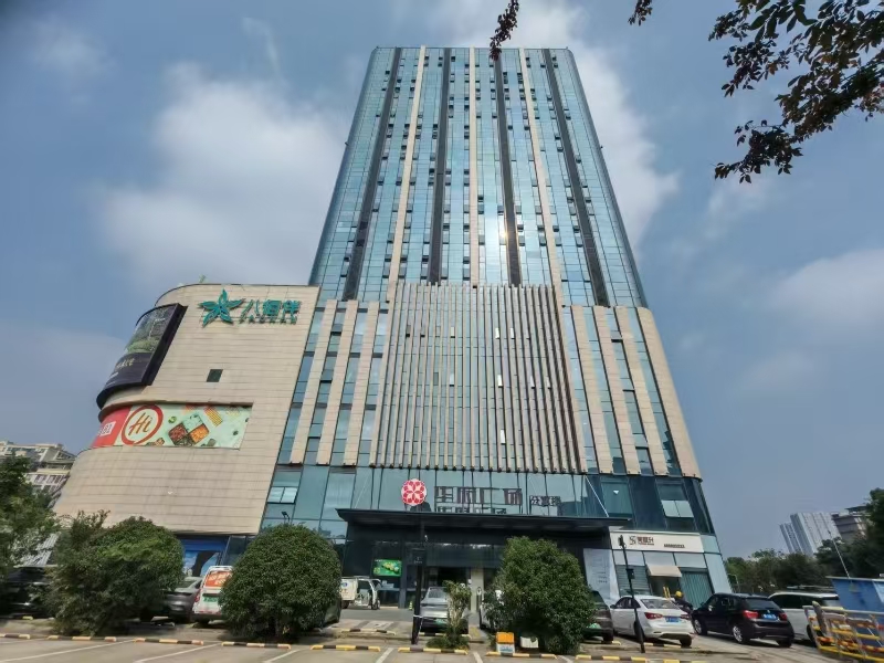 好运转（瞧享美甲美睫）南湖区华府广场八佰伴公寓楼美甲店转让2.5万